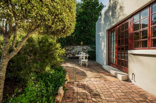Taman di luar Millbury Guest House