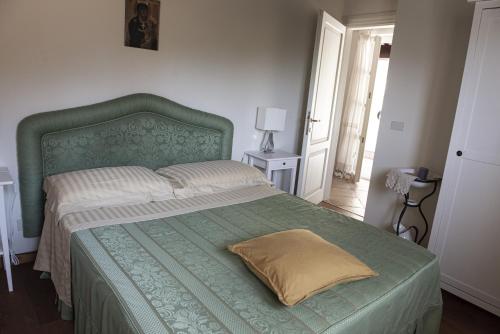 a bedroom with a green bed with a pillow on it at La Fonte Su in Canterano