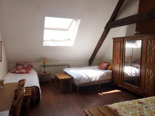 Ліжко або ліжка в номері Chateau de Sainte Colombe Sur Gand