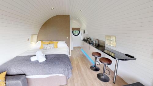 sypialnia z łóżkiem i biurkiem w pokoju w obiekcie Millview Meadow Retreats w mieście Great Yarmouth