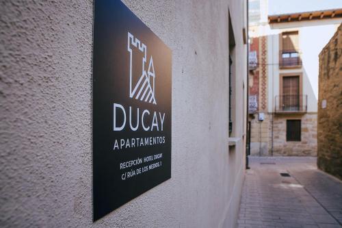 a sign on the side of a building at Apartamentos Ducay in Olite