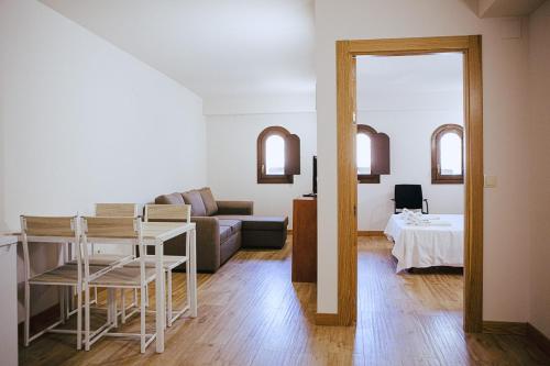 una sala de estar con un sofá y una mesa en Apartamentos Ducay, en Olite