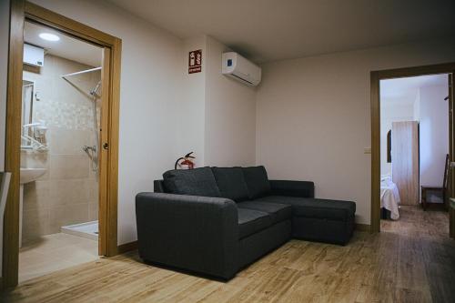 sala de estar con sofá y baño en Apartamentos Ducay, en Olite