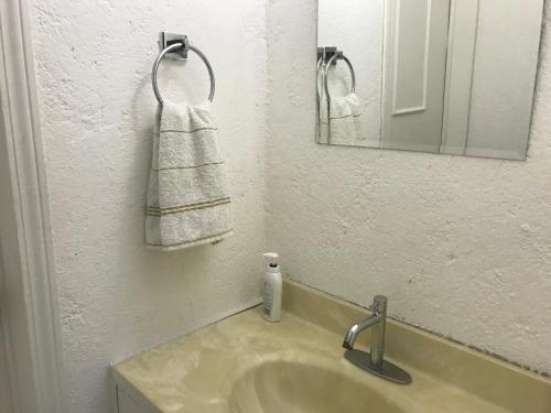 lavabo con espejo y toalla en Lomas de Cocoyoc , Family- Friendly, en Cocoyoc