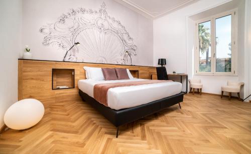 una camera con un grande letto e pavimenti in legno di Youroom Abruzzi a Roma