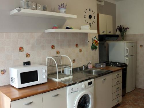 Kuchyňa alebo kuchynka v ubytovaní Maison Teresa CIR 0161