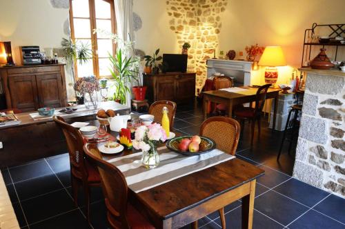 a dining room with a table with a bowl of fruit at Les gîtes du bourg in Vitrac