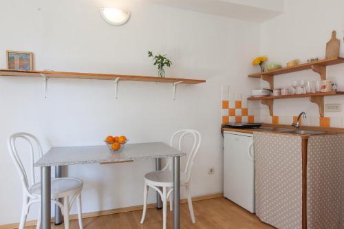 Ett kök eller pentry på Apartments Meri Makarska