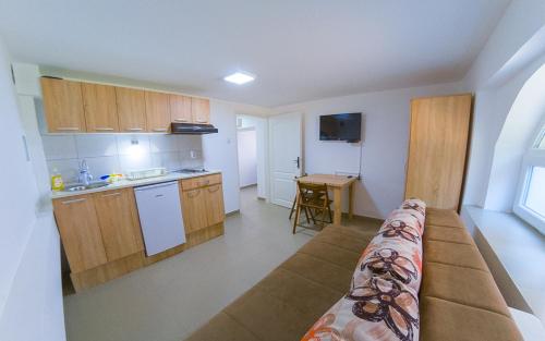 una piccola cucina con un divano in una stanza di Apartman Stefanović a Soko Banja
