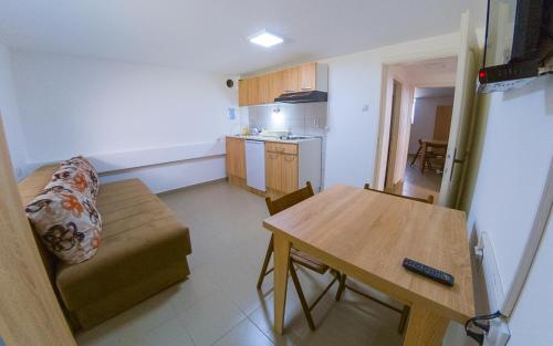 Virtuvė arba virtuvėlė apgyvendinimo įstaigoje Apartman Stefanović