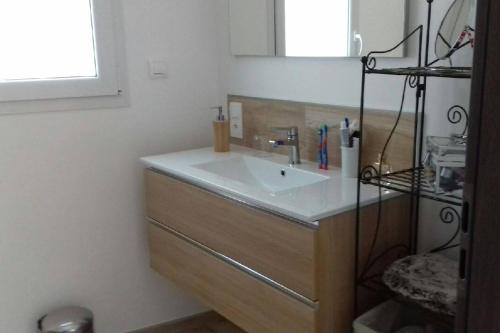 La salle de bains est pourvue d'un lavabo et d'un miroir. dans l'établissement Les écureuils, à Xonrupt-Longemer