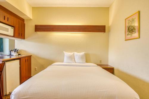 Ένα ή περισσότερα κρεβάτια σε δωμάτιο στο Trident Inn & Suites, Baton Rouge