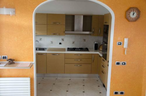 a kitchen with an archway in the middle of it at Villetta Glicine in Brentonico