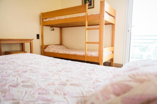 מיטה או מיטות קומותיים בחדר ב-Les Fées du lac ***