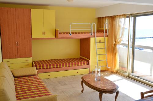 Habitación pequeña con 2 literas y mesa. en Marimar en Antibes