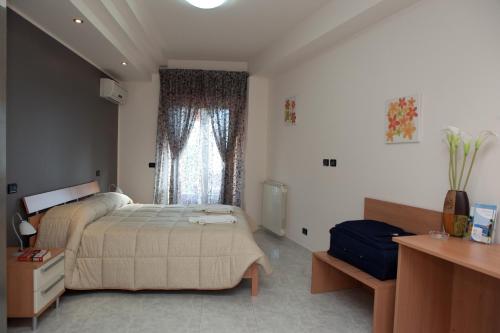Un dormitorio con una cama grande y una ventana en Mauro Home Bed and Relax, en Linguaglossa