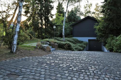 a driveway with a building and a garage at N8Quartier Chalet in Bad Münstereifel
