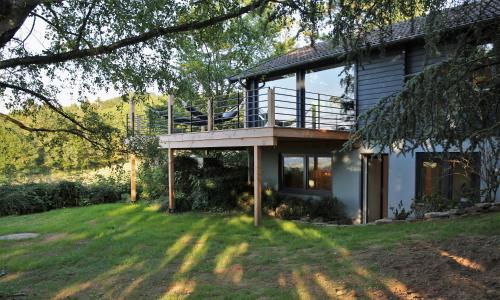 una casa con un balcón en el lateral. en N8Quartier Chalet, en Bad Münstereifel