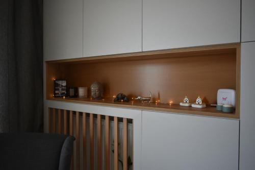 una cucina con mobili bianchi e un piano di lavoro di Main Square Flat - LUXURY APARTMENTS XANTHI LAX a Xánthi