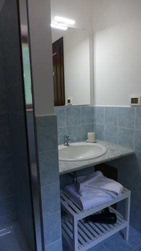 a bathroom with a sink and a mirror at Chiosi Country Club in Corleone