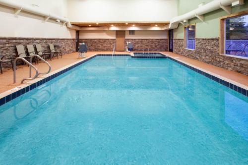 Days Inn by Wyndham Cadillacの敷地内または近くにあるプール