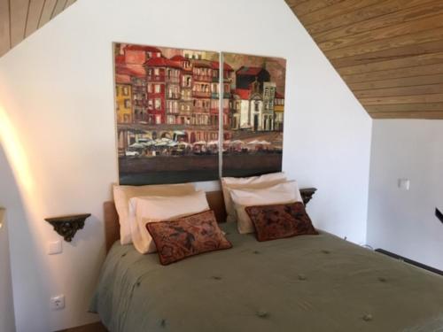 ヴィラ・ノヴァ・デ・ガイアにあるDouro Marina Studiosのベッドルーム1室(壁に絵画が描かれたベッド1台付)