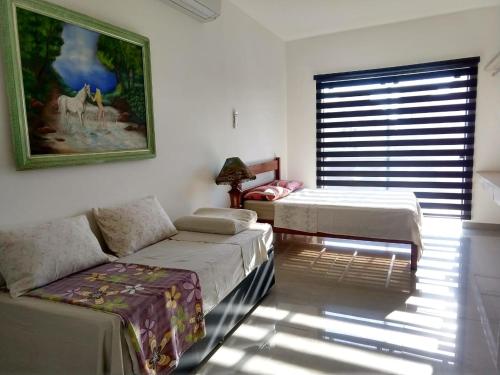 Casa da Lúcia tesisinde bir odada yatak veya yataklar
