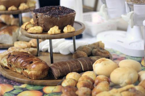 una muestra de pan y bollería en una mesa en Castelo Palace Hotel en Batatais