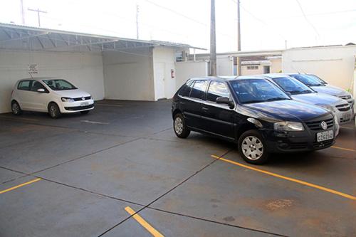 dos autos están estacionados en un estacionamiento en Castelo Palace Hotel en Batatais