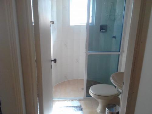 W łazience znajduje się prysznic, toaleta i umywalka. w obiekcie Ap na Avenida da Praia w mieście Caraguatatuba