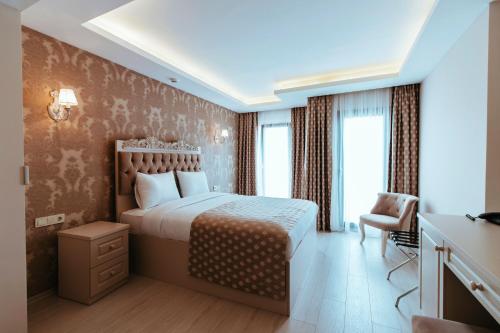 Habitación de hotel con cama y silla en Istanroom by Keo en Estambul