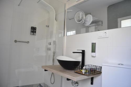 a bathroom with a black bowl sink and a shower at Alojamiento vacacional el Vinagrillo con párking cubierto incluido in Cartagena