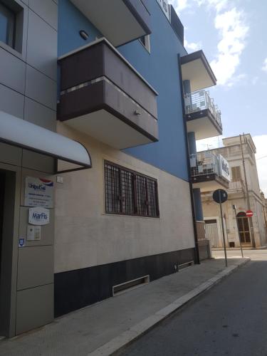 a building with a balcony on the side of it at "La casa di Mariagrazia" Appartamento 4 locali in Sammichele di Bari
