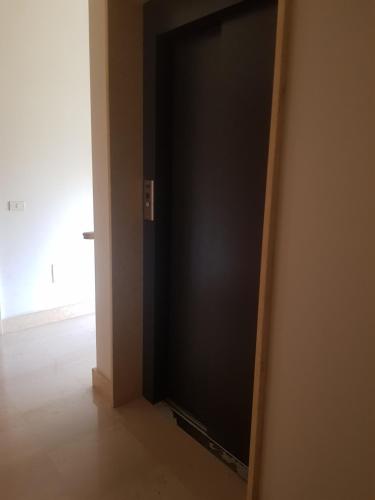 a black door in the corner of a room at "La casa di Mariagrazia" Appartamento 4 locali in Sammichele di Bari