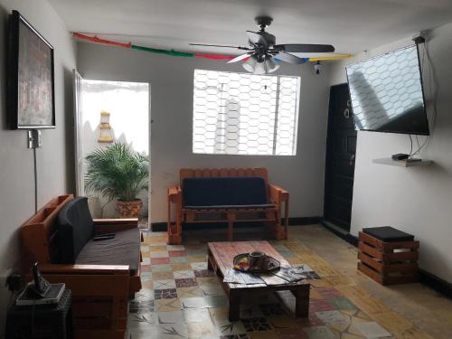 salon z kanapą i wentylatorem sufitowym w obiekcie La Quinta Bacana w mieście Barranquilla