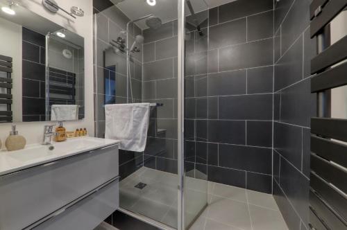 bagno con doccia e lavandino di 123home-The Outlet a Serris