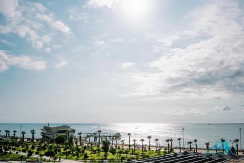 een uitzicht op de oceaan vanaf een parkeerplaats bij Your Beach Tower in Batoemi