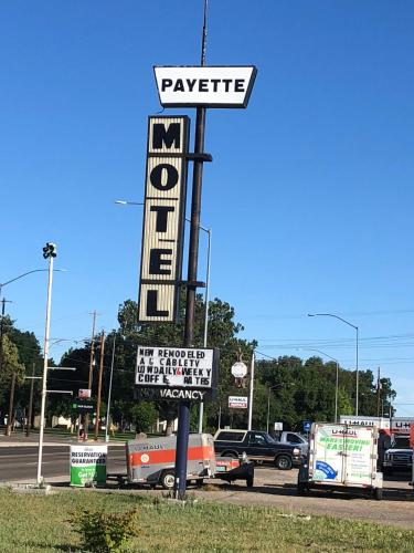 una señal para un estacionamiento con una señal para un motel en Payette Motel en Payette