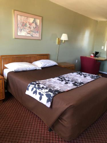 a bed in a hotel room with at Payette Motel in Payette