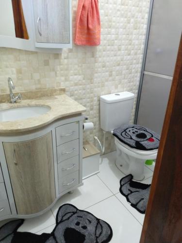 Un baño pequeño con lavabo e inodoro. en Pousada do Nico, en São Gabriel