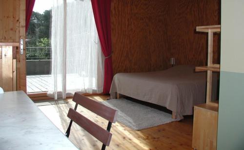 PenvénanにあるInvitation au Rivageのベッドルーム1室(ベッド1台、大きな窓付)