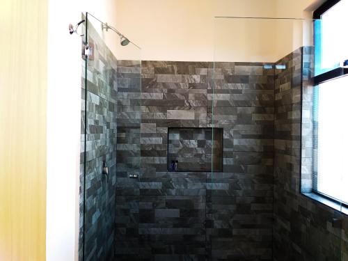 Un baño de ROOM Hotel & Suites