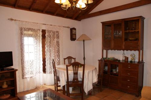 a living room with a table and a window at Casa Rural Guaidil in Vallehermoso