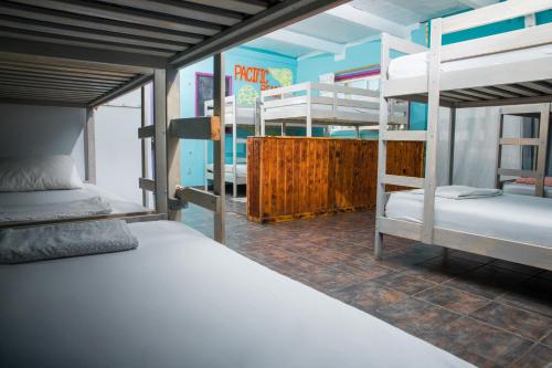 Postel nebo postele na pokoji v ubytování ITH San Diego Beach Bungalow Surf Hostel