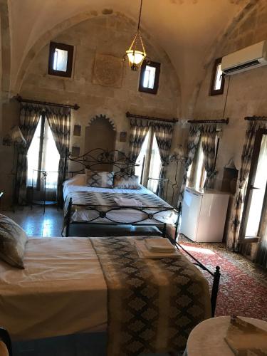 Postel nebo postele na pokoji v ubytování Kasr-i Abbas Hotel