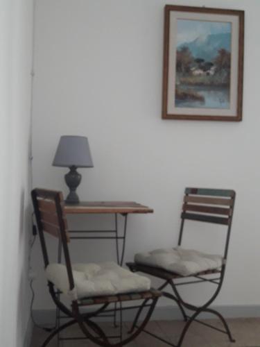 two chairs sitting next to a table with a lamp at Le dimore del Mercante in Luco dei Marsi