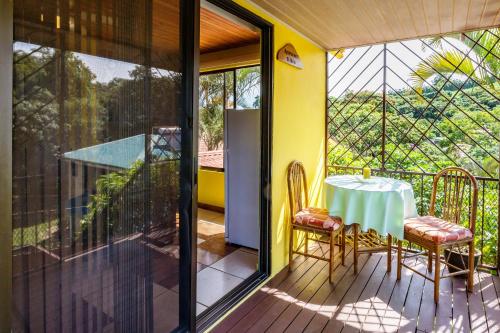 a patio with a table and chairs on a balcony at La Terraza Guest House B&B in Grecia