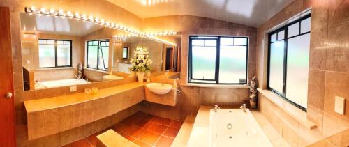 Un baño de Coastal Chalet Suites Whangaroa