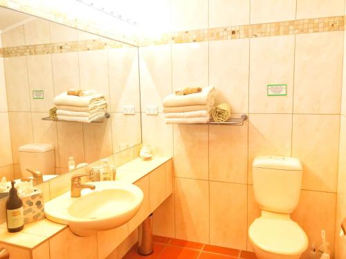 Un baño de Coastal Chalet Suites Whangaroa
