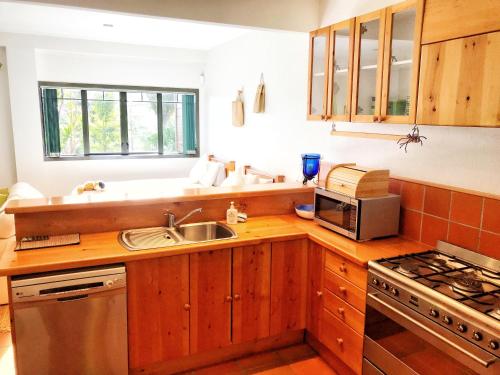 Una cocina o zona de cocina en Coastal Chalet Suites Whangaroa